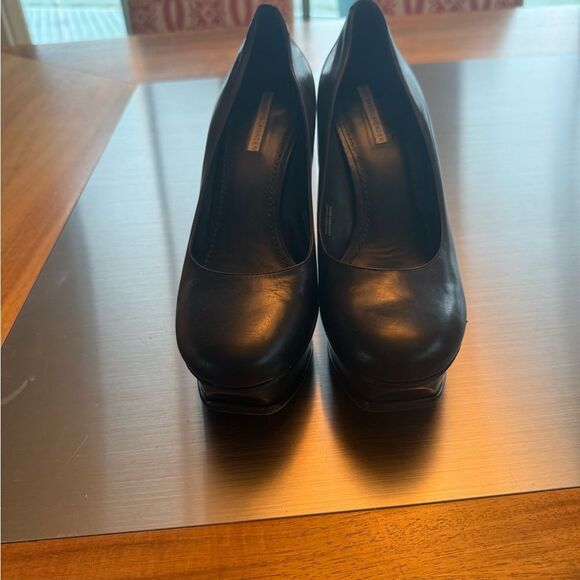 Vera Wang Classic Black Heels - Picture 2 of 11